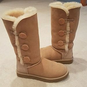 MINT COND Ugg Bailey Button Triple II Boots SAND